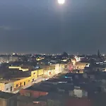 Mi Casa, Tu Casa