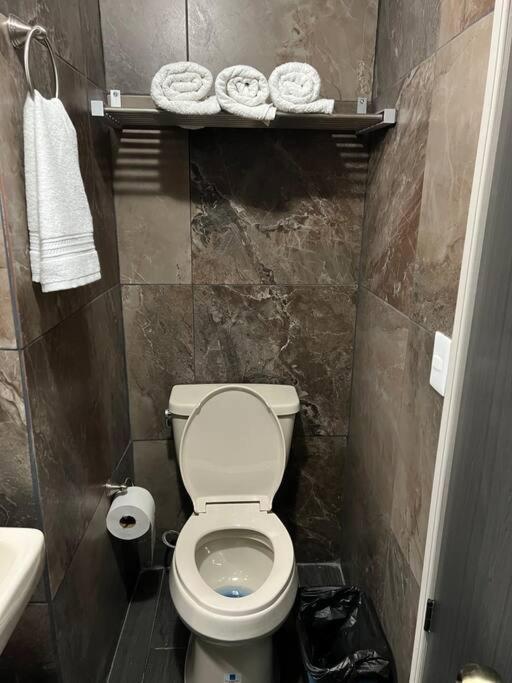 Ubicada A 1 Cuadra Del Parian En Centro Tlaquepaque Privada E Independiente *