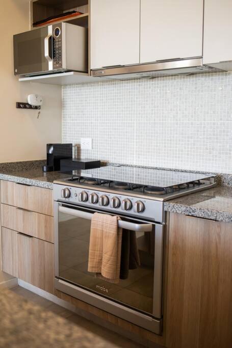 Spacious 3 Bedroom With Cool Amenities Apartment *