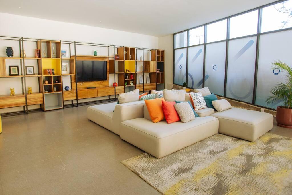 Spacious 3 Bedroom With Cool Amenities Apartment *