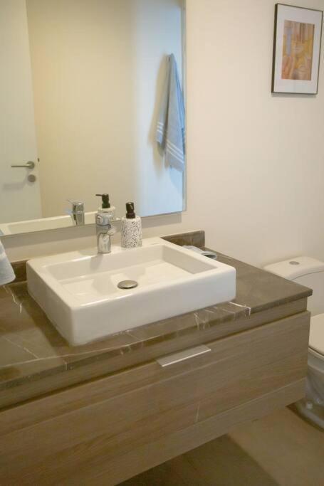 Spacious 3 Bedroom With Cool Amenities *