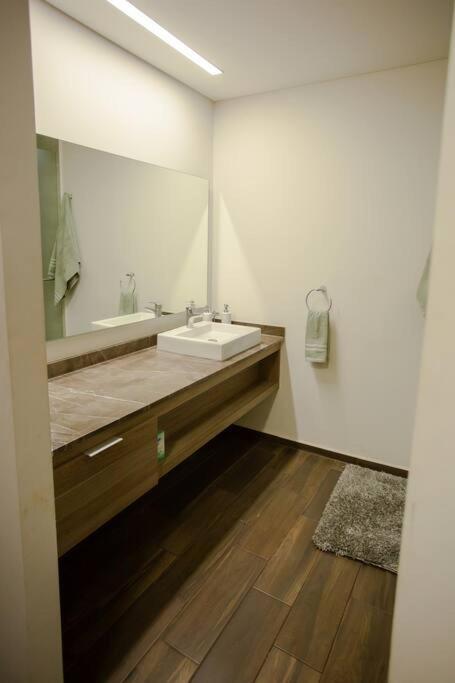 Spacious 3 Bedroom With Cool Amenities Apartment *