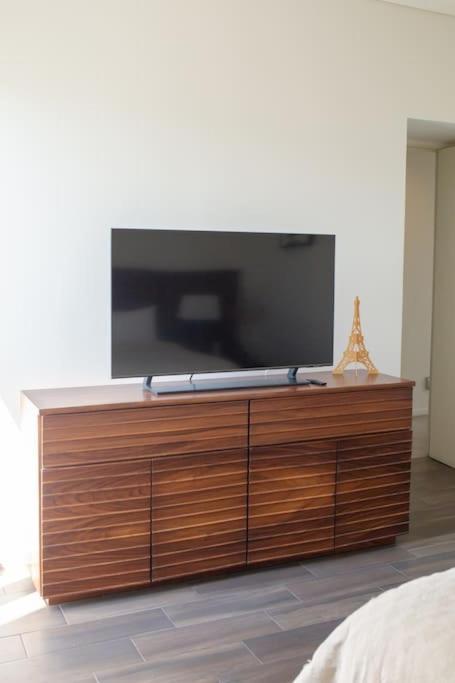Spacious 3 Bedroom With Cool Amenities