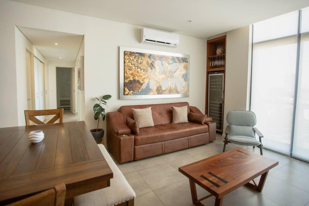Spacious 3 Bedroom With Cool Amenities Apartment *