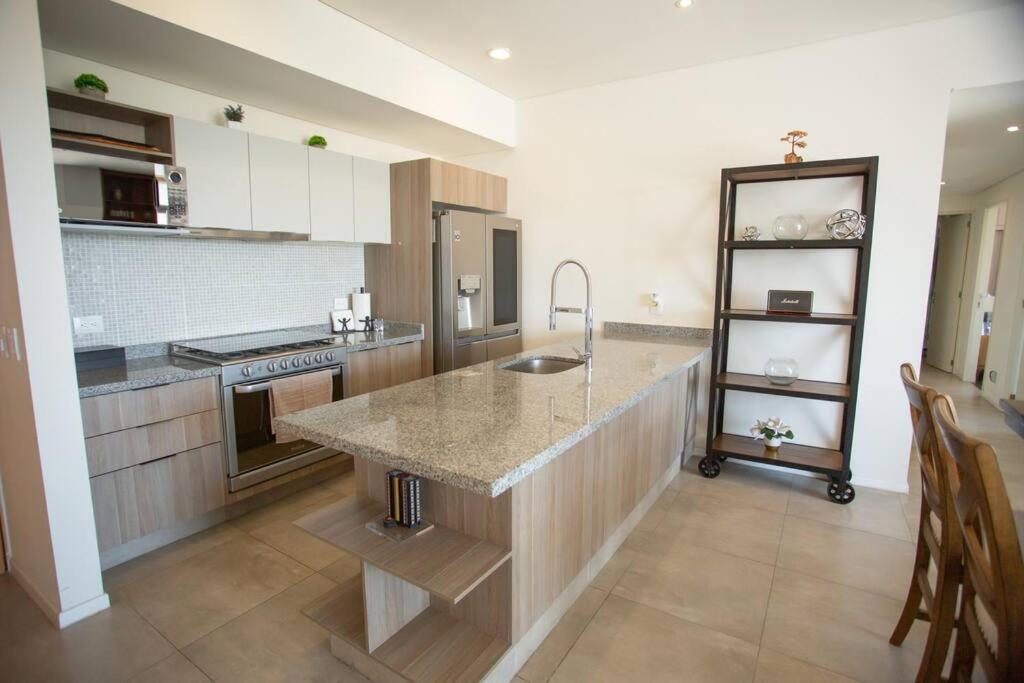 Spacious 3 Bedroom With Cool Amenities