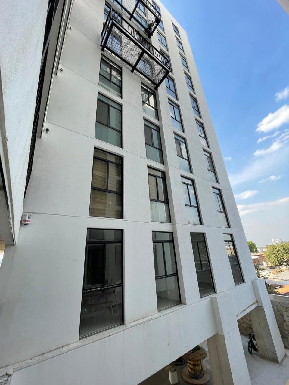 Apartamento Depa Familiar Centrico Gdl Con Estacionamiento *