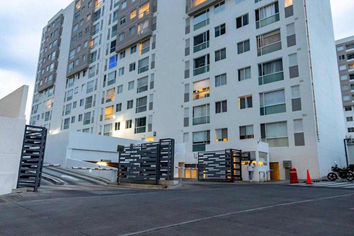 Modern 12th-floor Penthouse W 2 Balconies & Views Apartment
