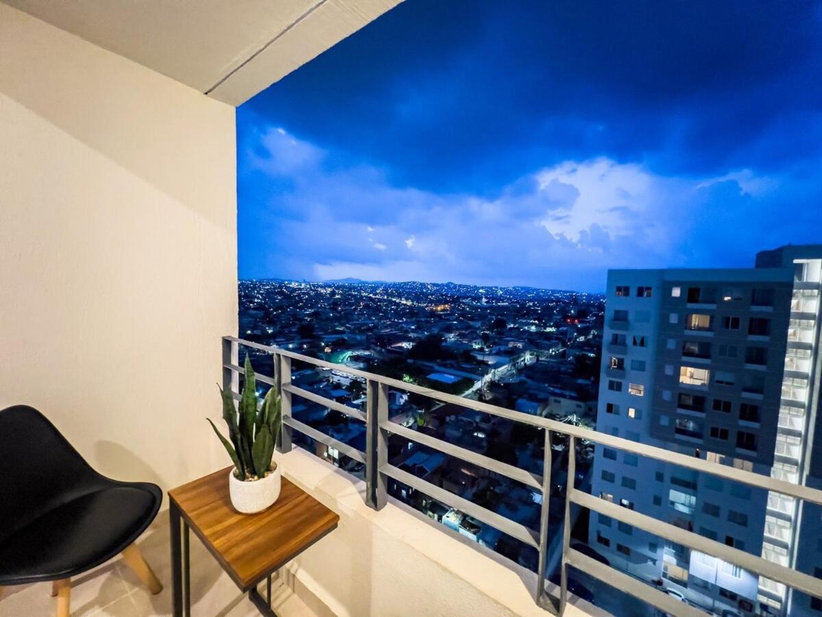 Modern 12th-floor Penthouse W 2 Balconies & Views