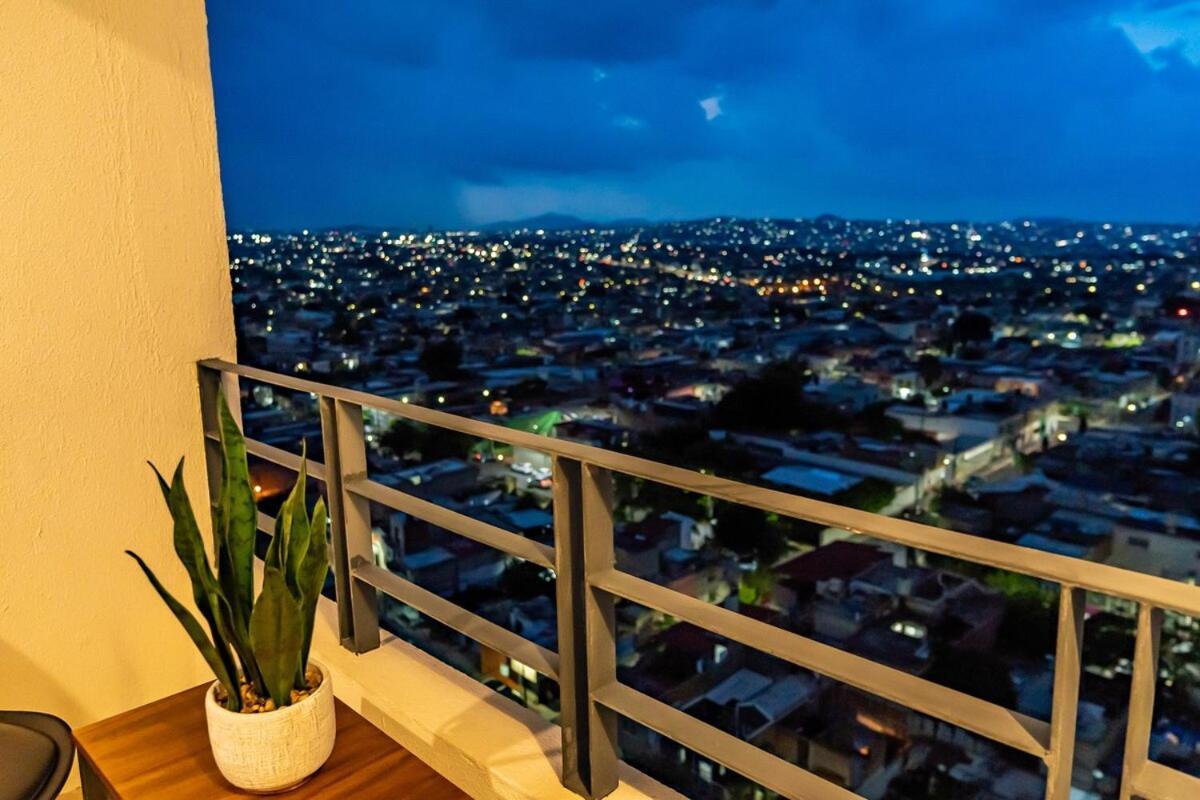 Modern 12th-floor Penthouse W 2 Balconies & Views