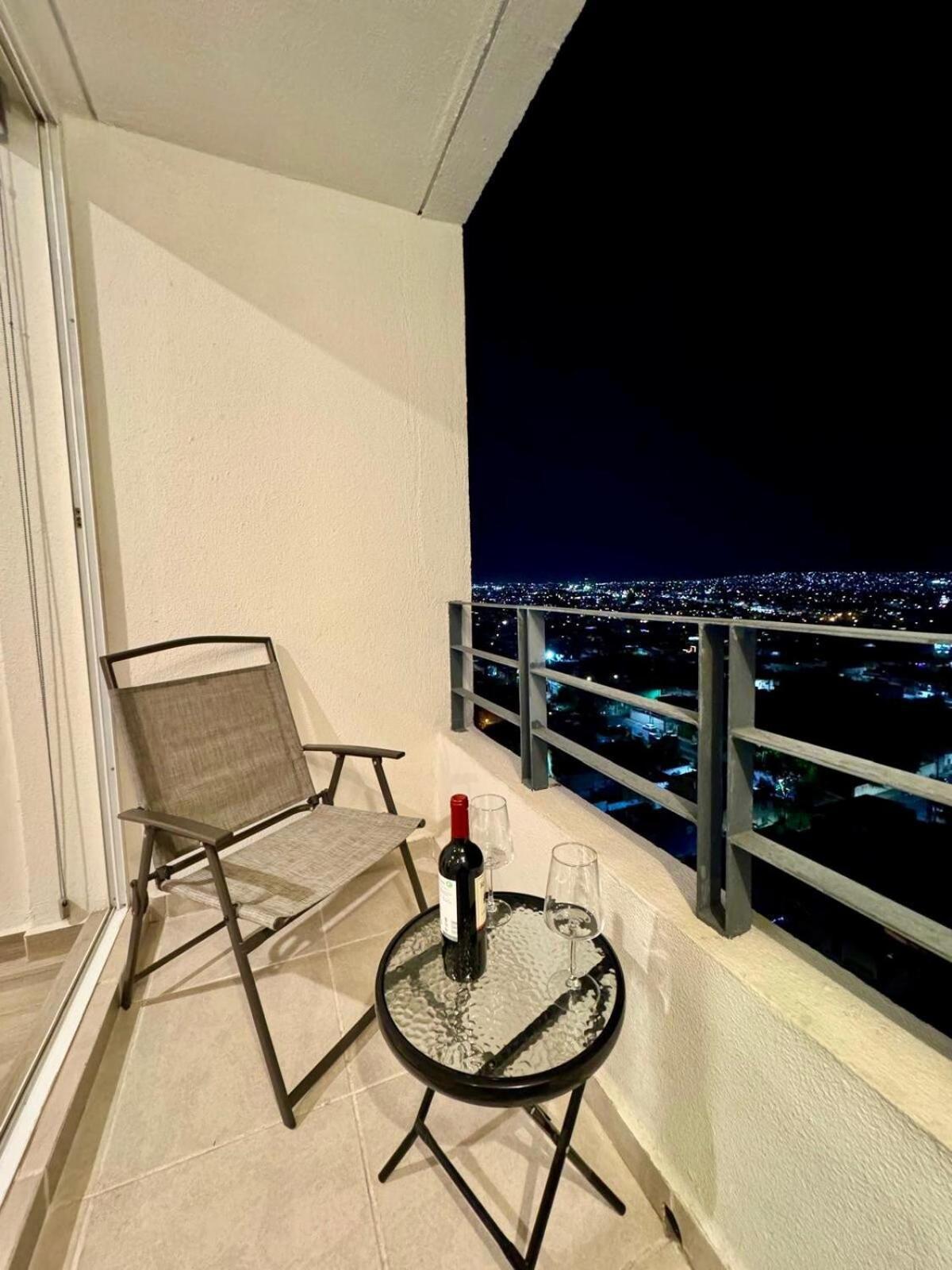 Modern 12th-floor Penthouse W 2 Balconies & Views Apartment *