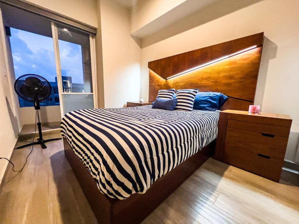 Modern 12th-floor Penthouse W 2 Balconies & Views Apartment
