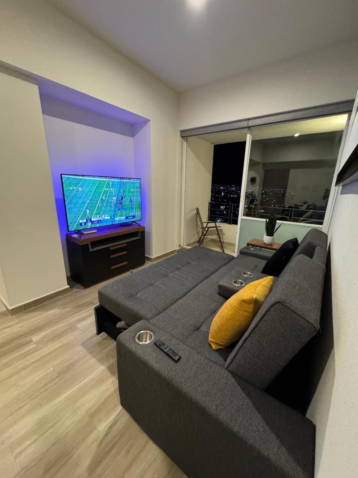 Modern 12th-floor Penthouse W 2 Balconies & Views