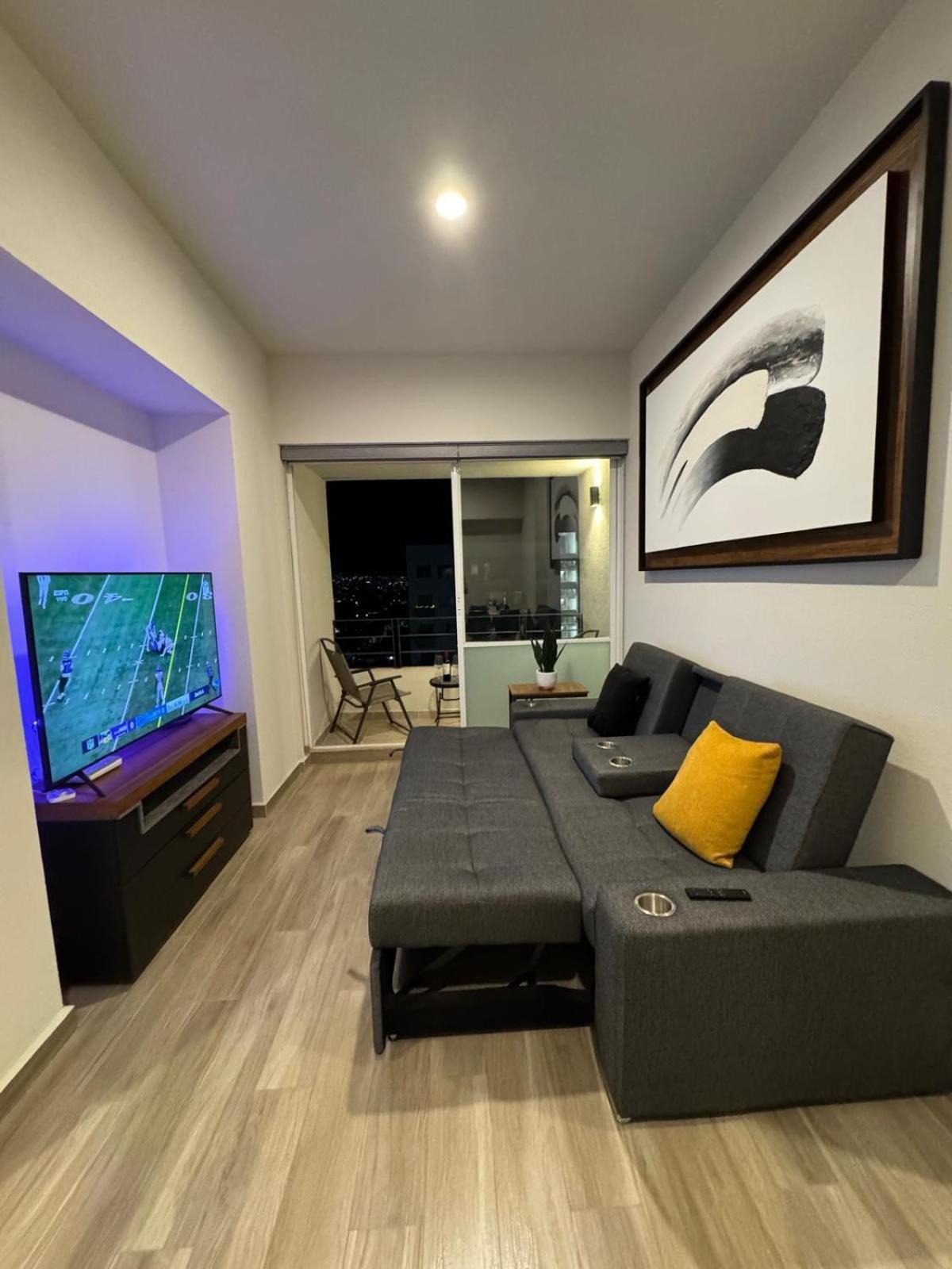 Apartment Modern 12th-floor Penthouse W 2 Balconies & Views
