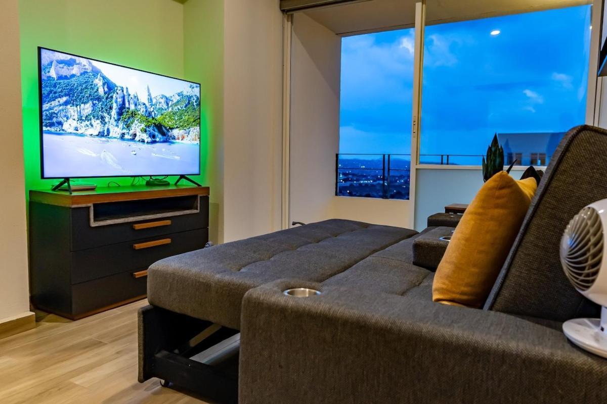 Modern 12th-floor Penthouse W 2 Balconies & Views Apartment Guadalajara