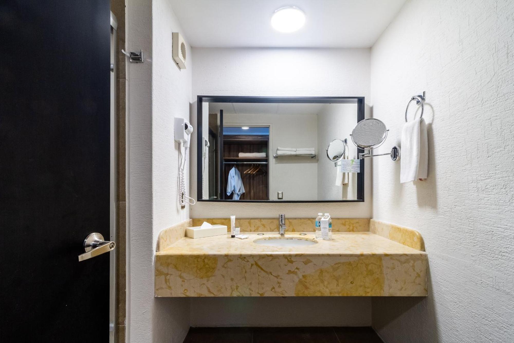 Meson Ejecutivo Minerva - Av Mexico 4*