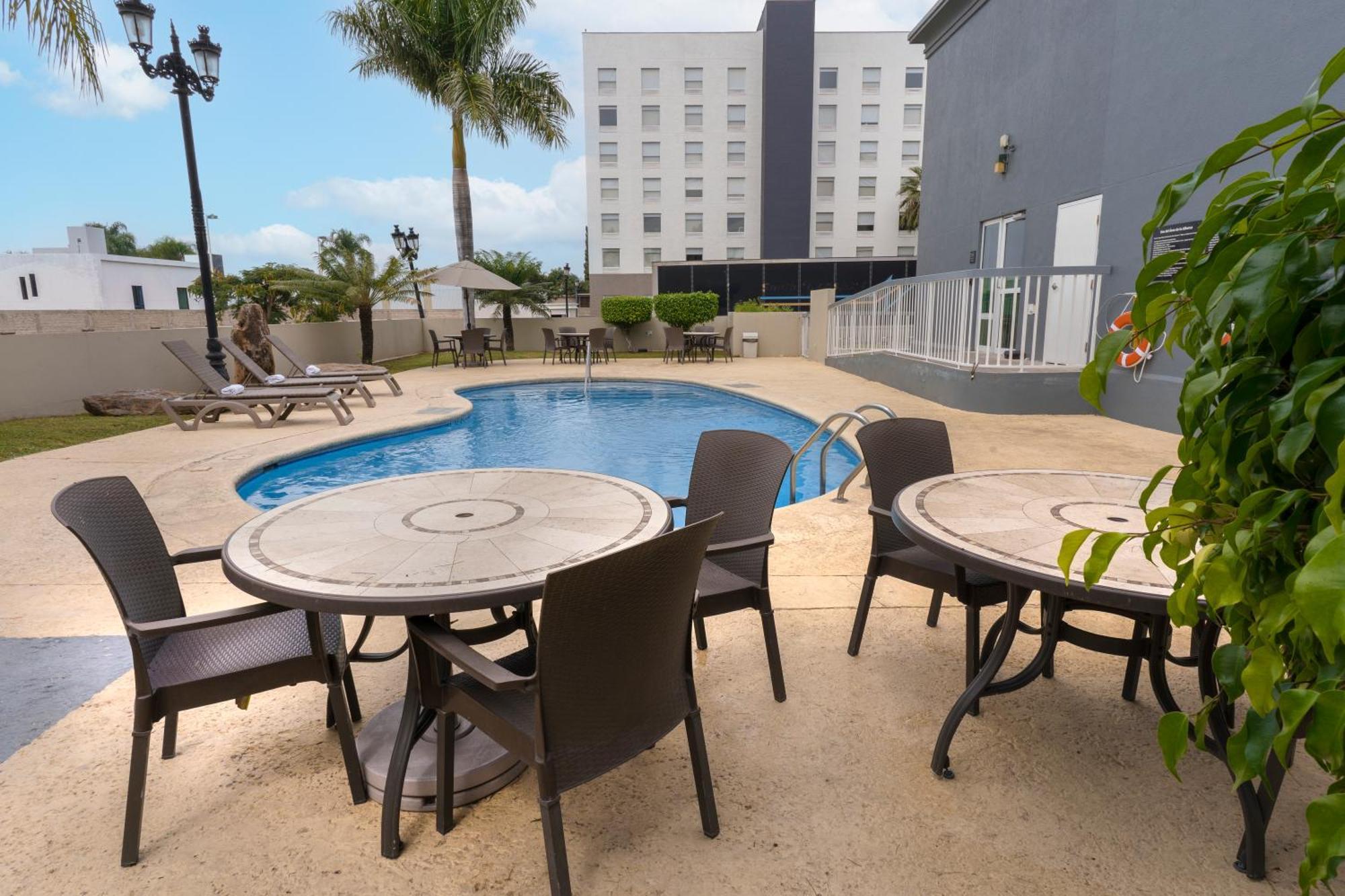 Hotel Hampton By Hilton Guadalajara-aeropuerto 3*