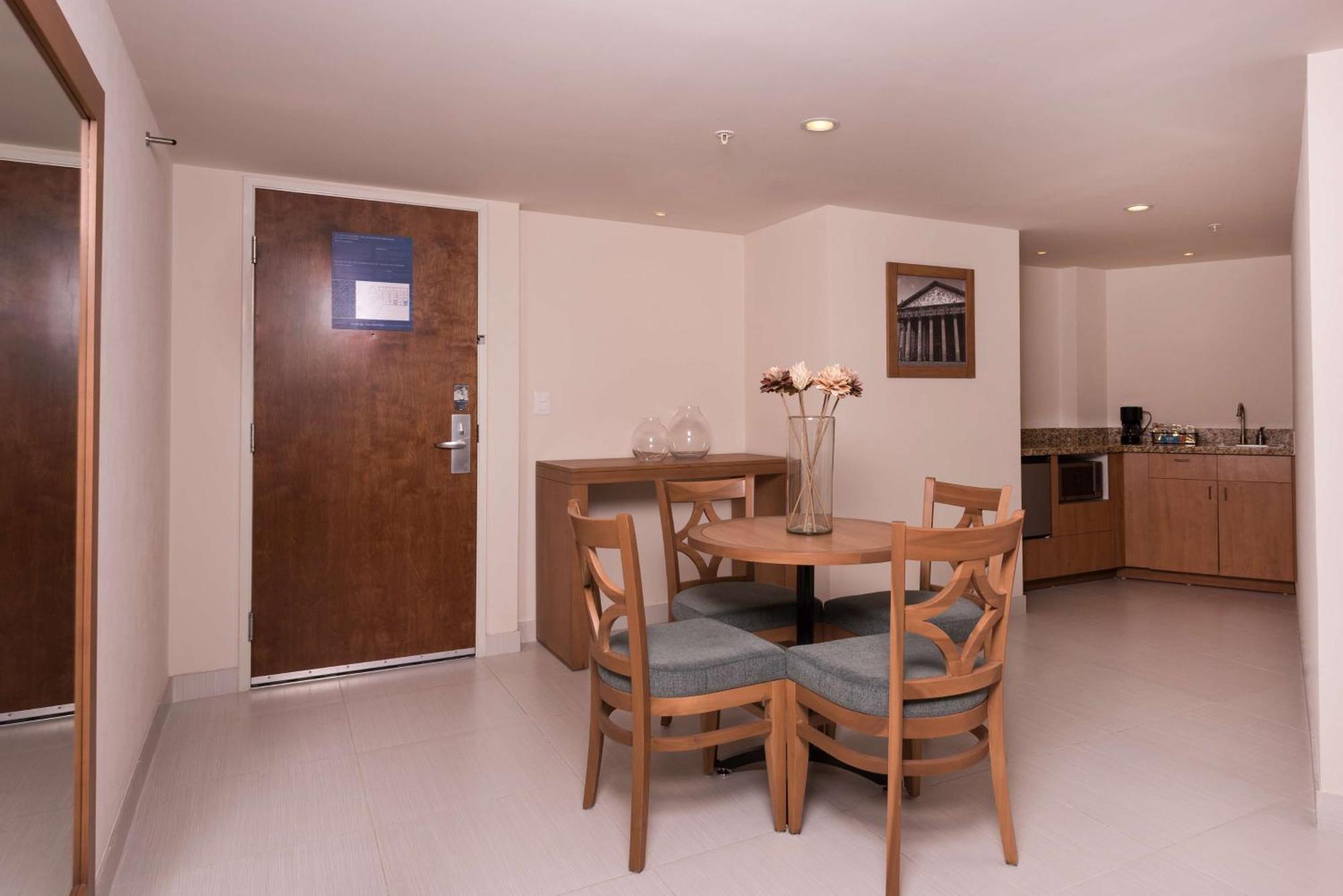Hotel Hampton By Hilton Expo 3*