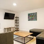 Colomos, 5 Bedroom W/Ac King Bed, Backyard & Parking.