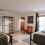 Colomos, 5 Bedroom W/Ac King Bed, Backyard & Parking.