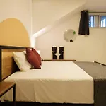 Colomos, 5 Bedroom W/Ac King Bed, Backyard & Parking.
