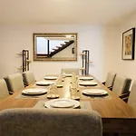 Colomos, 5 Bedroom W/Ac King Bed, Backyard & Parking.