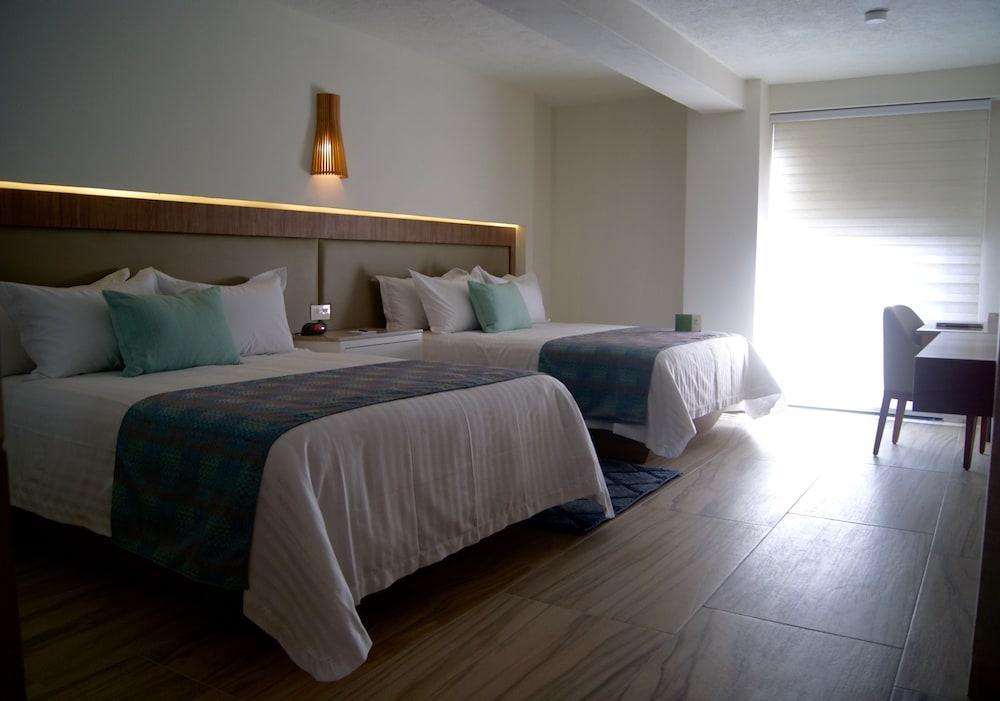 Velvet Plaza Hotel 4*