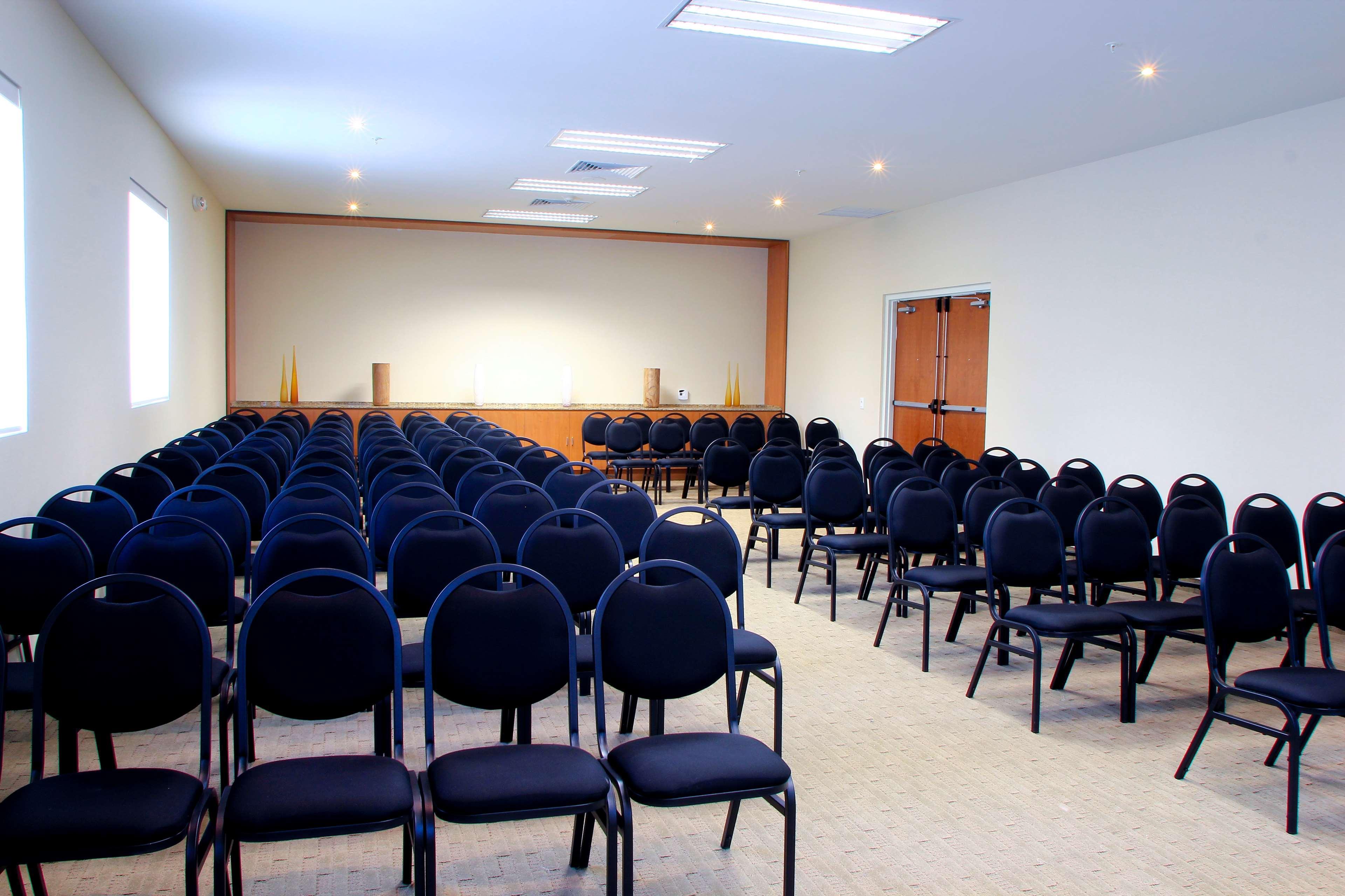 Hampton By Hilton Expo 3*