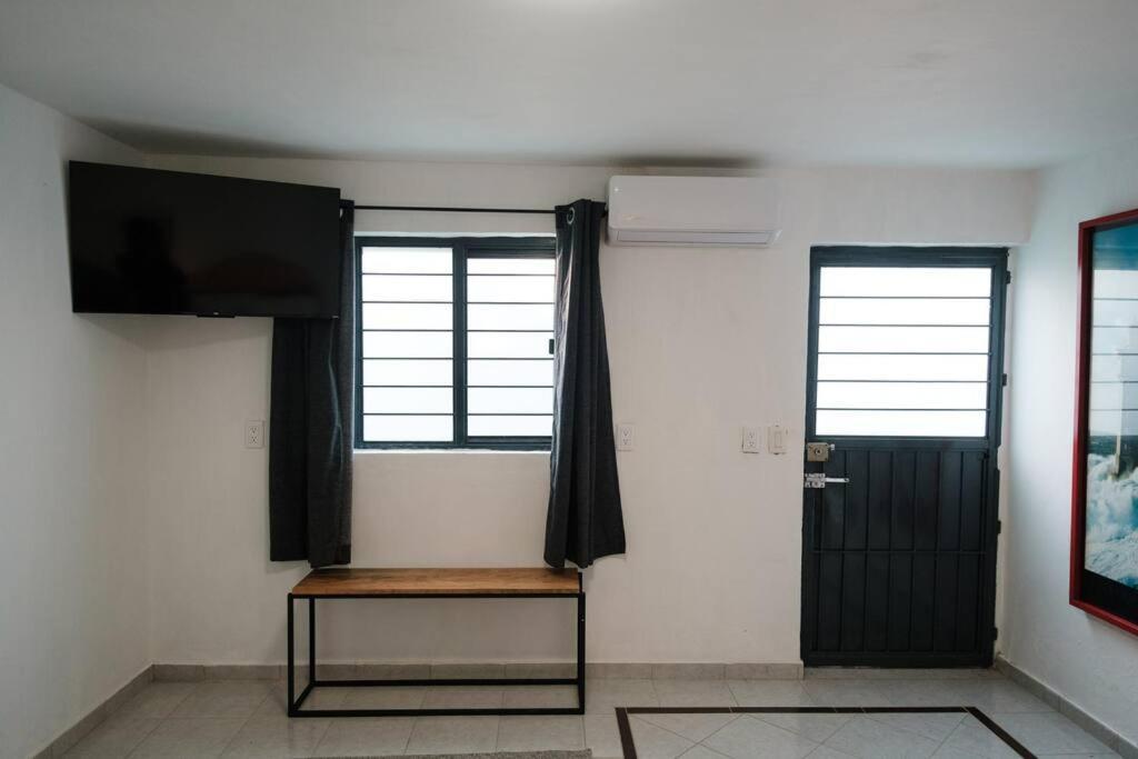 Apartment Colomos, 5 Bedroom W/ac King Bed, Backyard & Parking. Guadalajara
