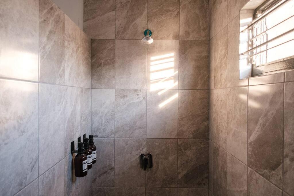 Colomos, 5 Bedroom W/ac King Bed, Backyard & Parking. * Guadalajara