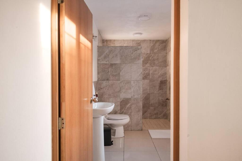 Colomos, 5 Bedroom W/ac King Bed, Backyard & Parking.
