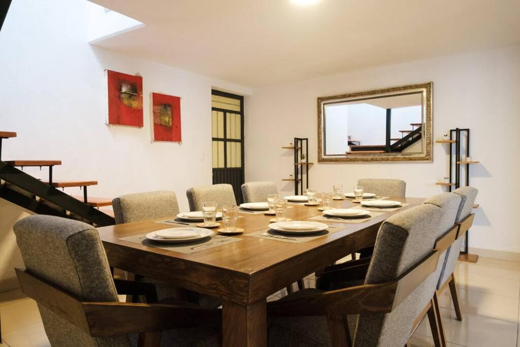 Colomos, 5 Bedroom W/ac King Bed, Backyard & Parking. * Guadalajara