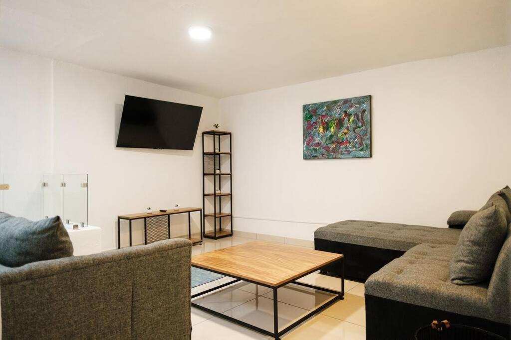 Colomos, 5 Bedroom W/ac King Bed, Backyard & Parking. Guadalajara