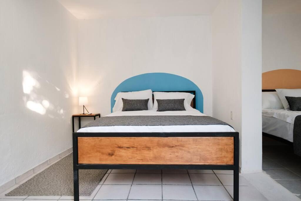 Colomos, 5 Bedroom W/ac King Bed, Backyard & Parking. Apartment