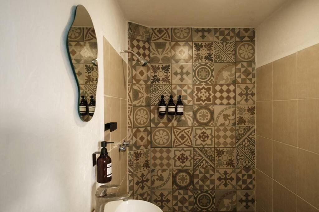 Apartment Colomos, 5 Bedroom W/ac King Bed, Backyard & Parking. *