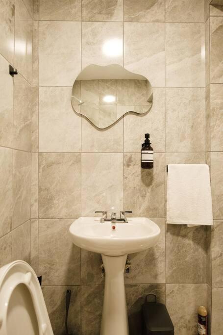 Colomos, 5 Bedroom W/ac King Bed, Backyard & Parking.