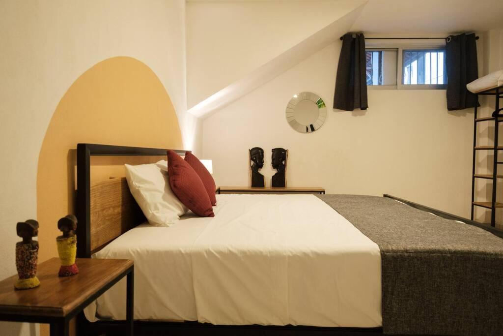 Colomos, 5 Bedroom W/ac King Bed, Backyard & Parking. Apartment