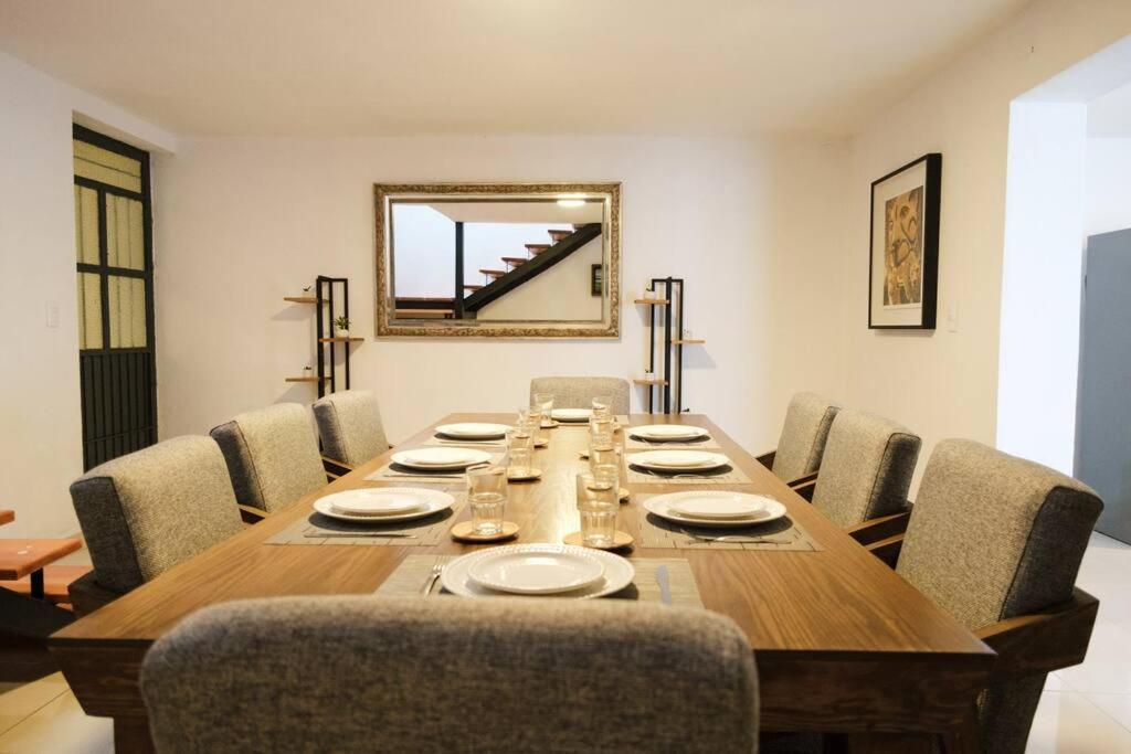 Colomos, 5 Bedroom W/ac King Bed, Backyard & Parking.