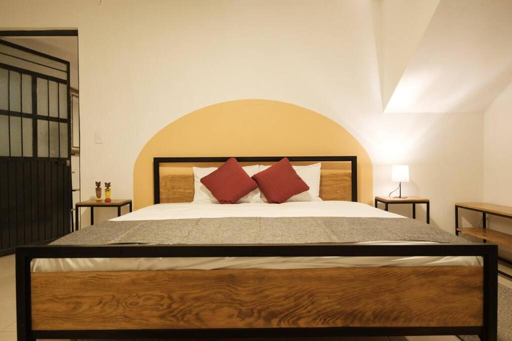 Colomos, 5 Bedroom W/ac King Bed, Backyard & Parking. * Guadalajara