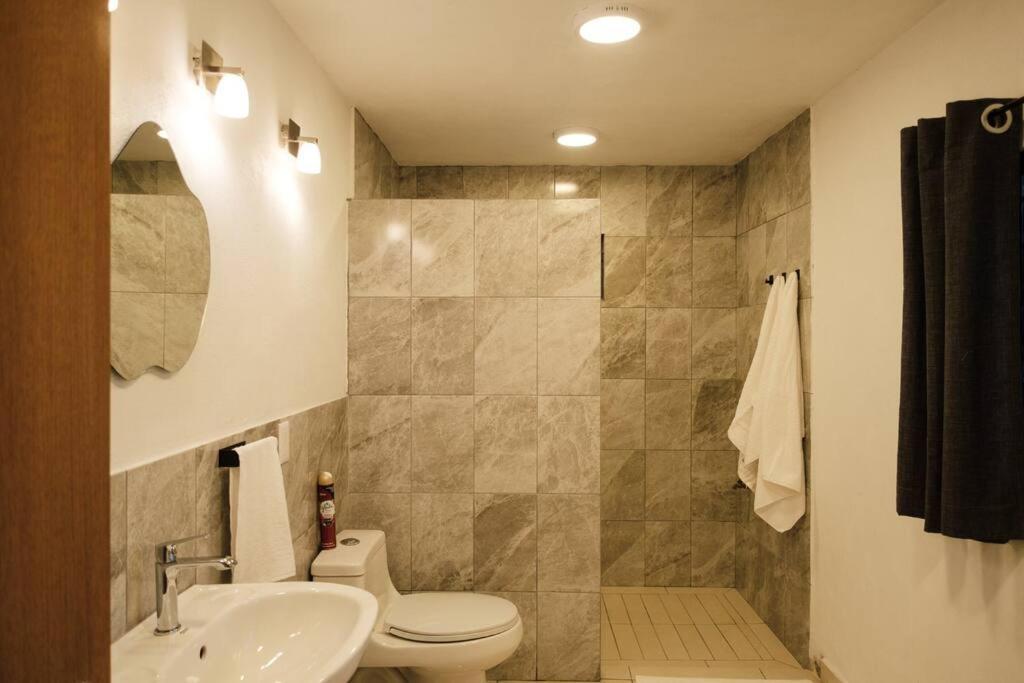Colomos, 5 Bedroom W/ac King Bed, Backyard & Parking. Guadalajara