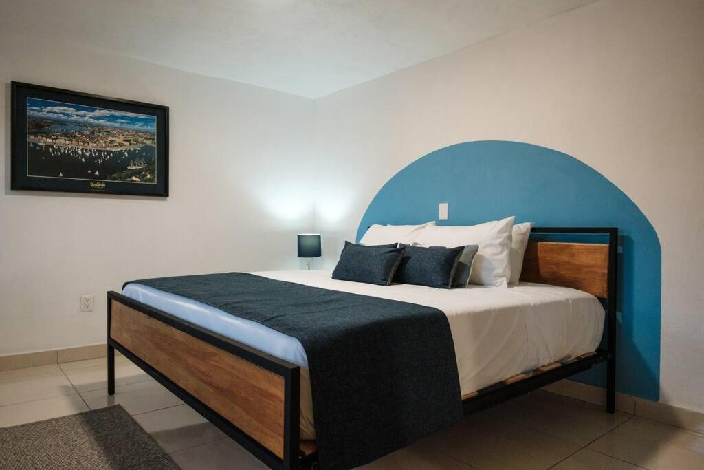 Colomos, 5 Bedroom W/ac King Bed, Backyard & Parking. Apartment *
