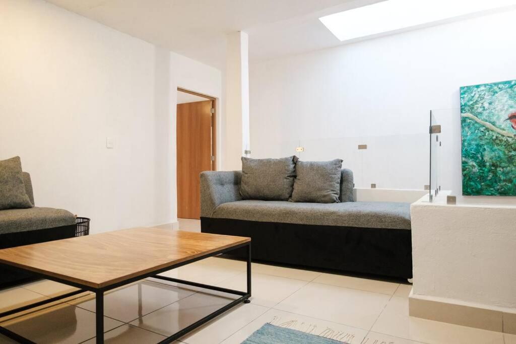 Apartment Colomos, 5 Bedroom W/ac King Bed, Backyard & Parking.