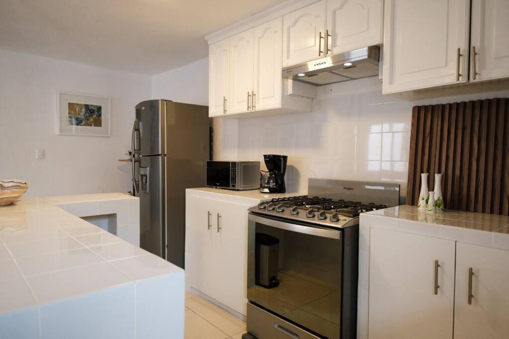 Colomos, 5 Bedroom W/ac King Bed, Backyard & Parking. Apartment