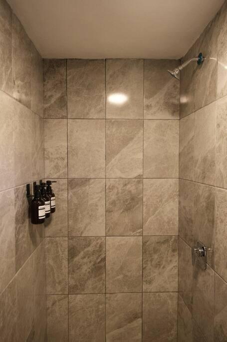 Colomos, 5 Bedroom W/ac King Bed, Backyard & Parking. Apartment *