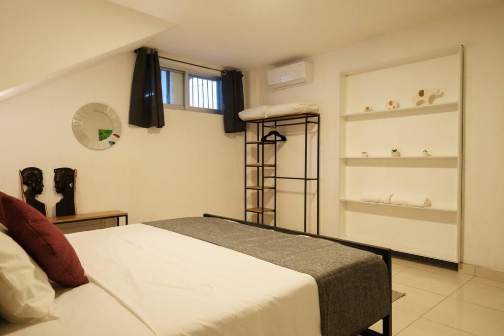Apartment Colomos, 5 Bedroom W/ac King Bed, Backyard & Parking. Guadalajara
