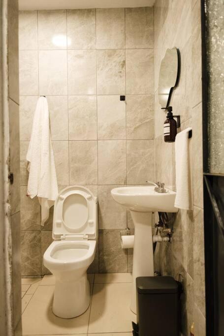 Colomos, 5 Bedroom W/ac King Bed, Backyard & Parking. * Guadalajara
