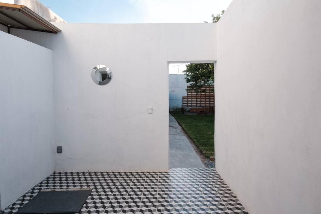 Colomos, 5 Bedroom W/ac King Bed, Backyard & Parking. Guadalajara