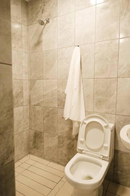 Colomos, 5 Bedroom W/ac King Bed, Backyard & Parking. Apartment Guadalajara