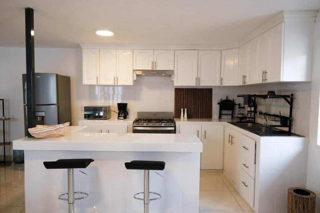 Colomos, 5 Bedroom W/ac King Bed, Backyard & Parking.