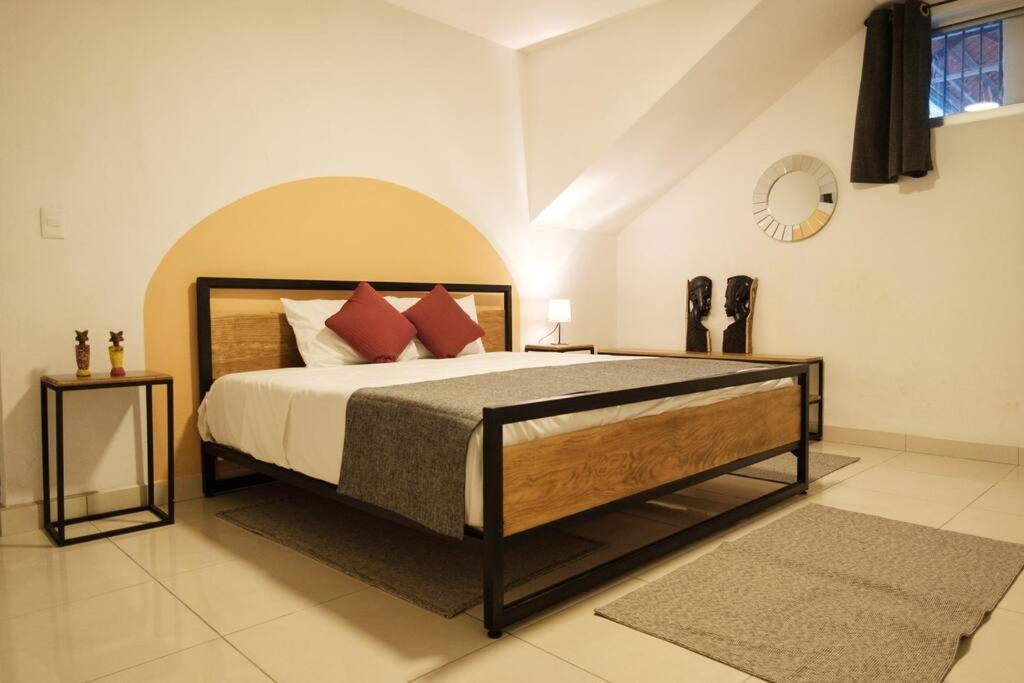 Colomos, 5 Bedroom W/ac King Bed, Backyard & Parking. * Guadalajara