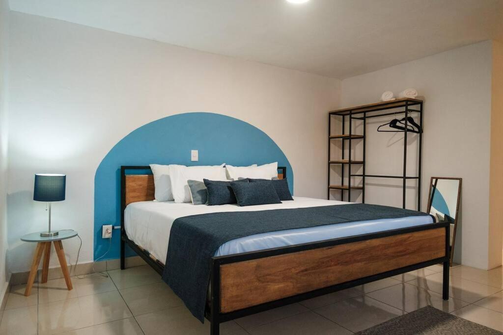 Apartment Colomos, 5 Bedroom W/ac King Bed, Backyard & Parking.
